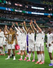 Foto descriptiva de: Con récord impecable en la primera ronda y con un país enloquecido, México avanza a dieciseisavos