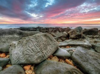 La playa de Sinaloa donde el mar esconde más de 600 misteriosos petrograbados prehispánicos