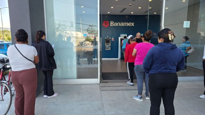 Tarjeta Rosa: Mujeres saturan cajeros y cobran apoyo de 3 mil pesos