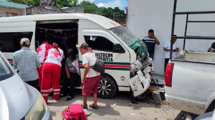 Combi del transporte público se queda sin frenos e impacta a varios vehículos en Hidalgo