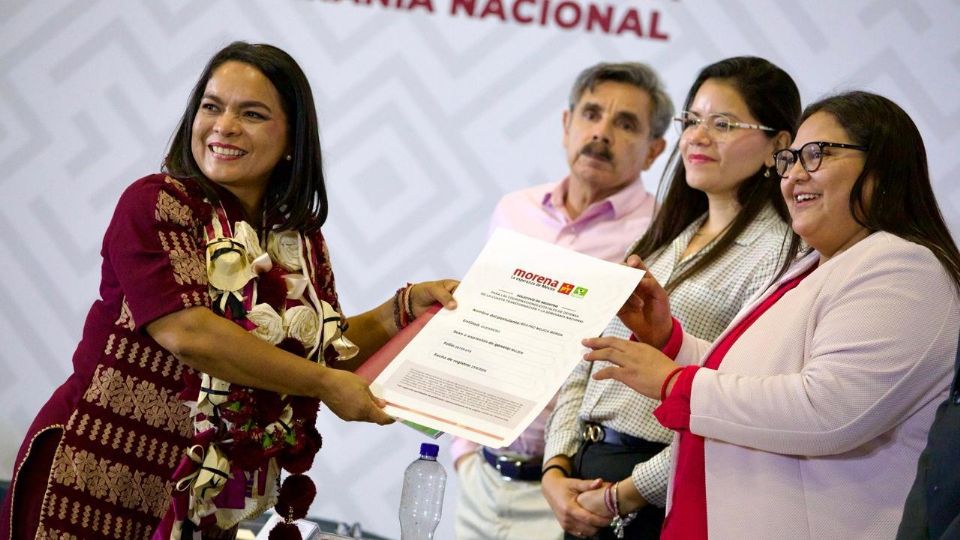 Beatriz Mojica al recibir su constancia de registro en Morena