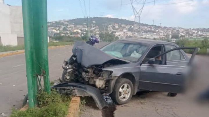 Automovilista resulta lesionado tras chocar contra poste en bulevar Las Torres