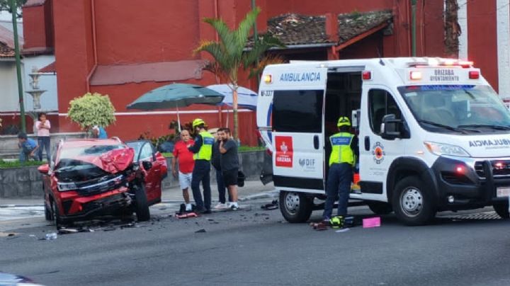 3 lesionados tras choque de camioneta contra ambulancia en Orizaba; esto sabemos