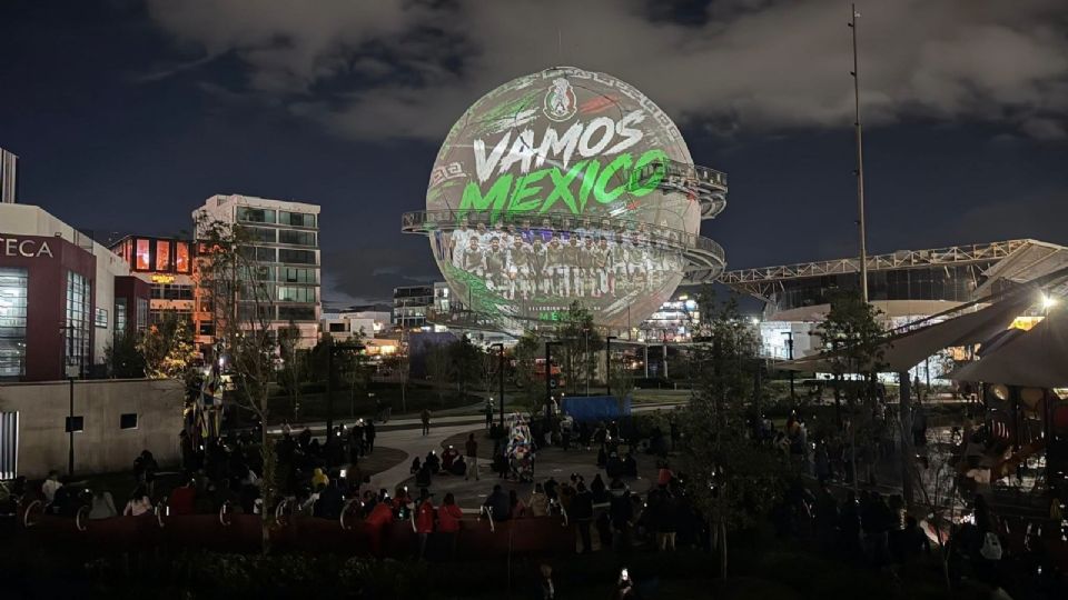 El balón del Mundo Futbol fue convertido en una pantalla gigante y una pareja lo hizo romántico
