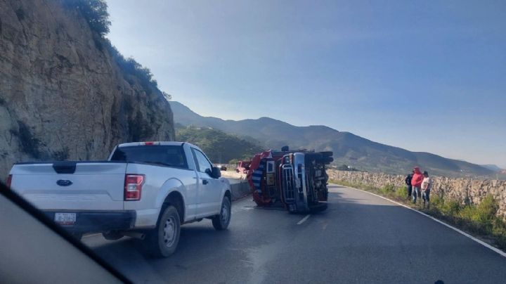 Camioneta con carga de jitomate vuelca en el Corredor de la Montaña