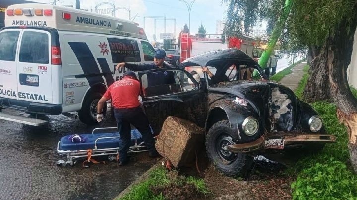 Choque de vocho provoca tráfico frente a Gran Patio Pachuca