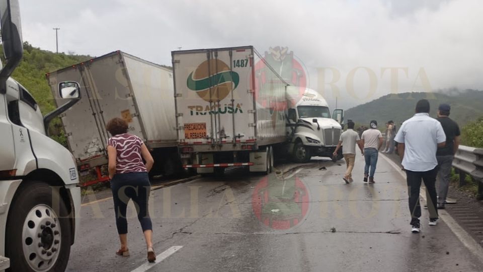 Cierre total en la autopista Orizaba-Puebla por choque entre tractocamiones hoy sábado 27 de junio