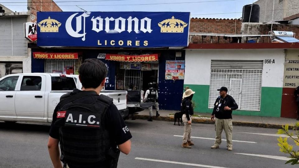 Elementos de la Fiscalía revisaron la vinatería en busca de bebidas alcohólicas adulteradas.