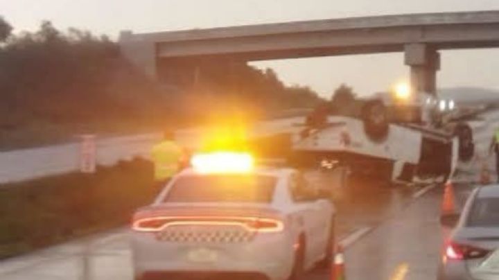 Vuelca camioneta particular en el Arco Norte tras perder el control bajo la lluvia