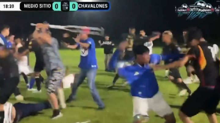 Enyesado le da con su muleta a futbolistas en riña durante el partido