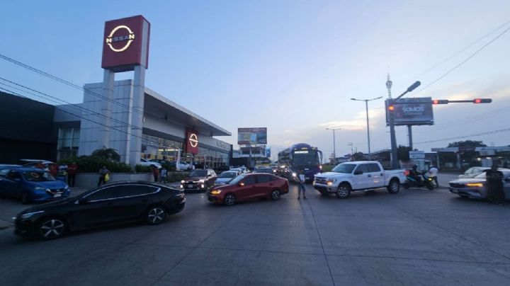 Conductores de apps protestan contra operativos en Veracruz; cierran la avenida Rafael Cuervo