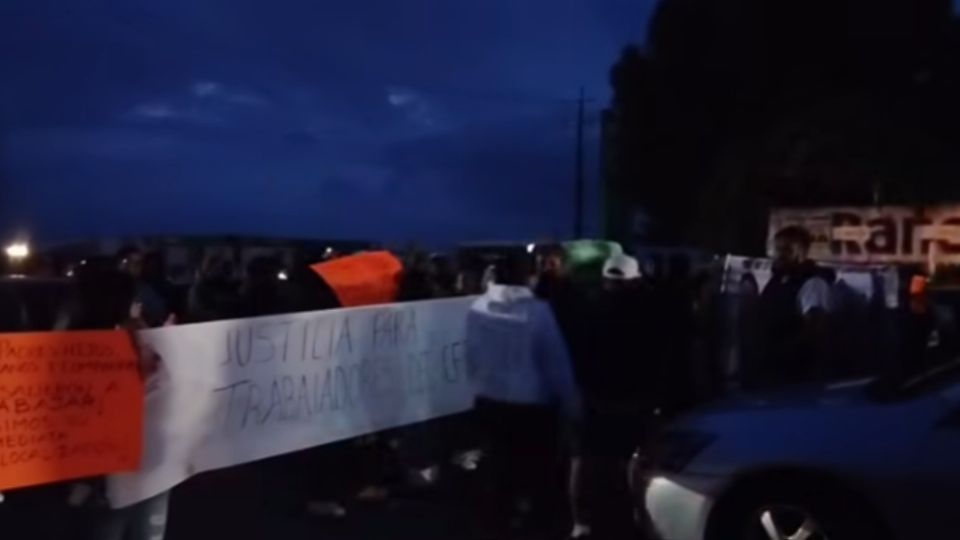 Tras el inicio del protocolo de búsqueda, familiares de los trabajadores bloquearon la carretera a la altura de San Alejo, Tulancingo, para exigir mayor rapidez en las labores de localización, horas después se liberó vialidad, mientras que los operativos de seguridad continúan activos.