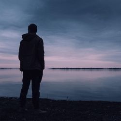 El arte de habitarse: la soledad como refugio y como espejo