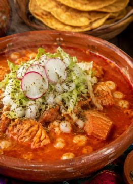 Foto descriptiva de: Pozole estilo Michoacán: receta casera, fácil, rápida y barata