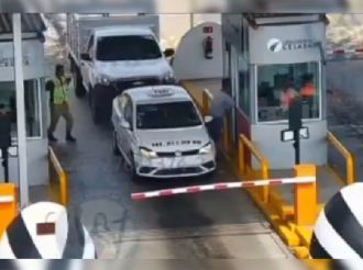 Un taxista asaltó la caseta, atropelló a la Guardia Nacional y huyó; en Celaya