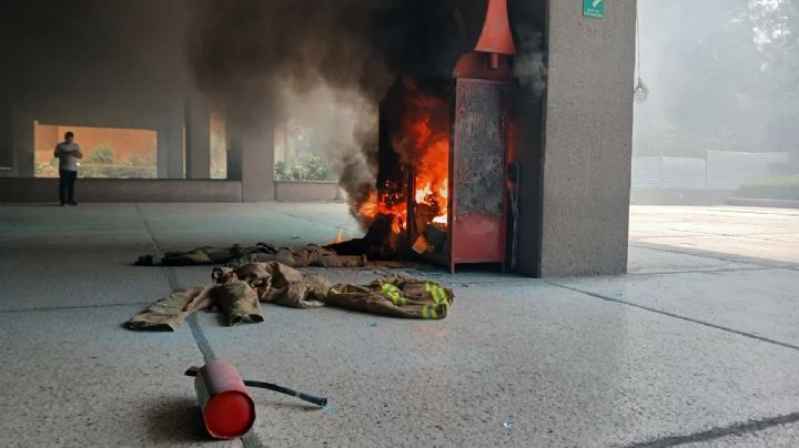 CNTE vandaliza oficinas de la SEP en Universidad; SEP plantea eliminar unidad de acceso y ascensos