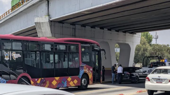 Automovilista invade carril exclusivo y choca contra nueva unidad del Tuzobús