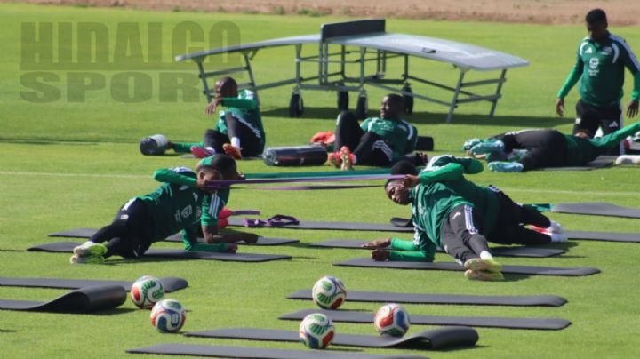 Selección de Sudáfrica en Pachuca regala playera a niño hidalguense; así el momento | VIDEO