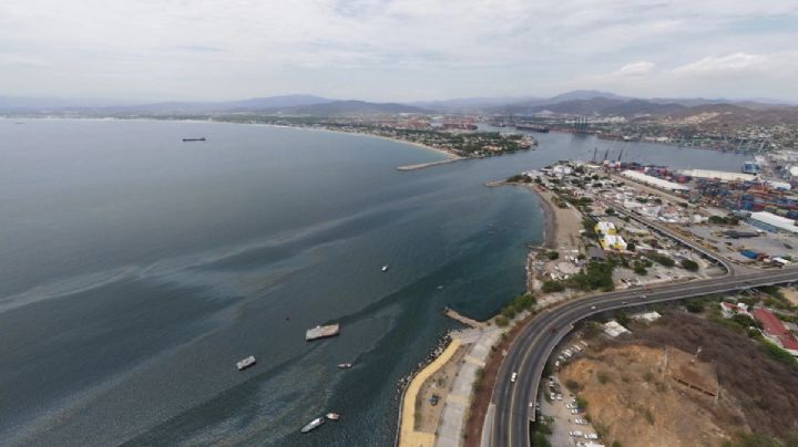 Marina despliega operativo por derrame de combustible en la bahía de Manzanillo