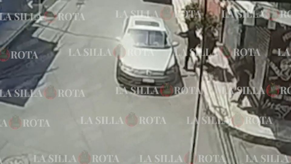 El conductor del Passat recibió varios impactos de bala y murió en el lugar, mientras su agresor atravesó la calle y subió a motociclesta que lo esperaba.