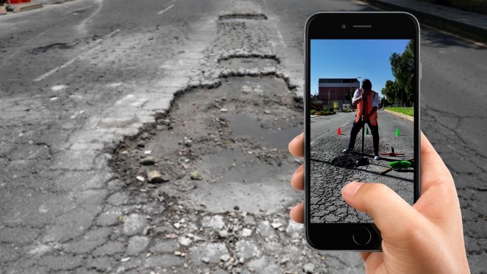 El joven tardó menos de 20 minutos en reparar el bache en la calle