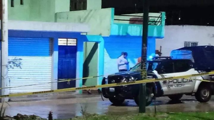 ¡Por la espalda!, asesinan a joven mujer en la puerta de su casa en León