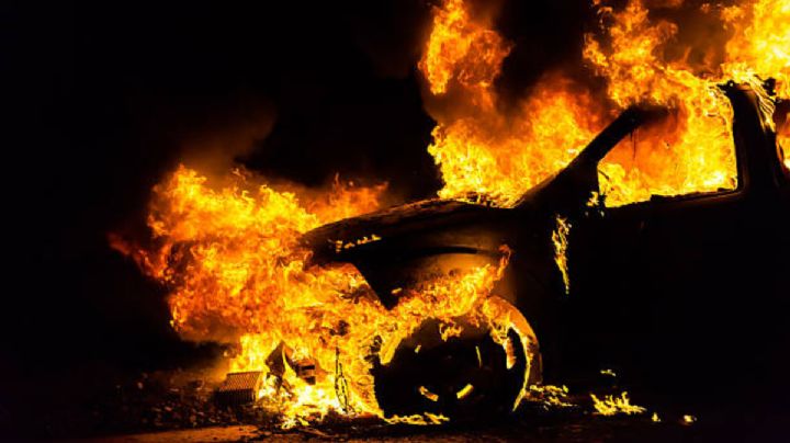 Incendio consume vehículos dentro de un deshuesadero en Mixquiahuala