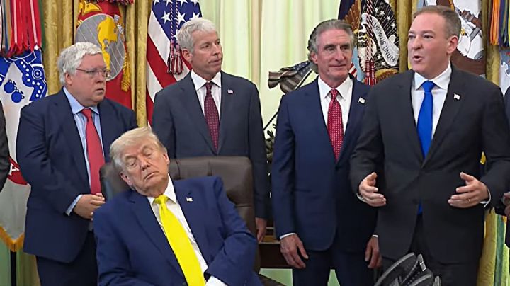 Video viral muestra a Trump aparentemente dormido en la Oficina Oval