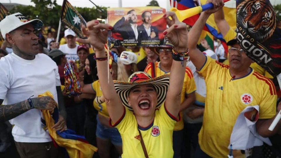 Seguidores del candidato presidencial Abelardo de la Espriella celebran al final de la jornada electoral este domingo en Barranquilla.