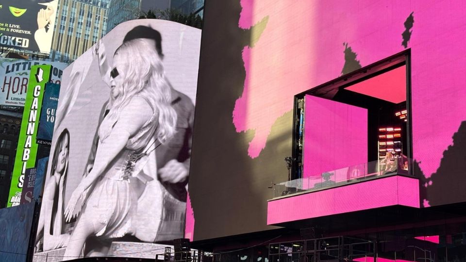 Cientos de personas se reunieron luego de que comenzaran a circular avisos y notificaciones sobre la inesperada presentación de la llamada “Reina del Pop”