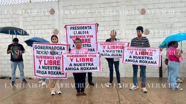 Familia de Roxana Guzmán, periodista plagiada, se manifiesta en visita de Sheinbaum a Coatzacoalcos