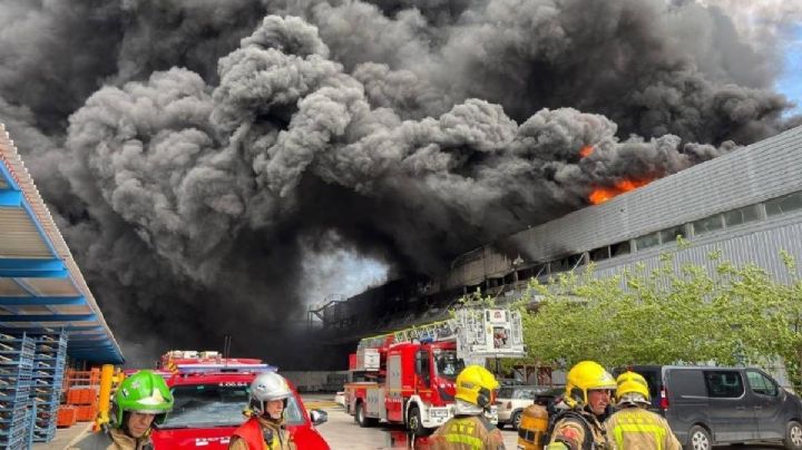 Incendio consume nave industrial de planta de autos Honda en Barcelona
