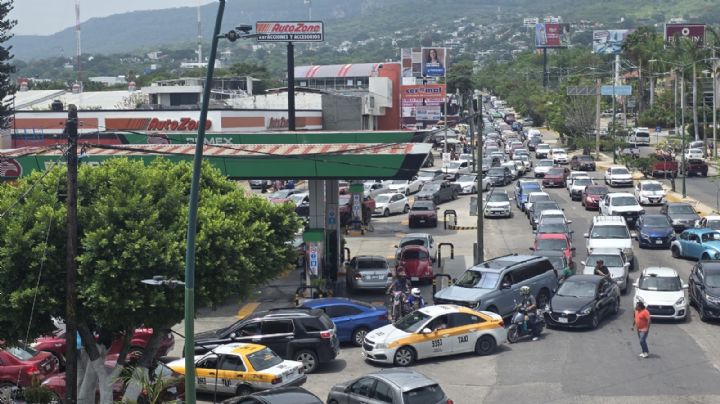 Maestros de Chiapas se apoderan de gasolineras y regalan combustible