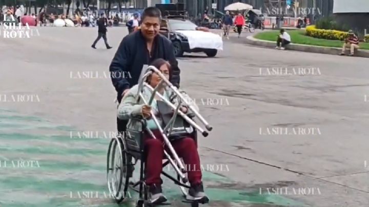 Bloqueo de la CNTE obliga a personas en sillas de ruedas a hacer largos recorridos