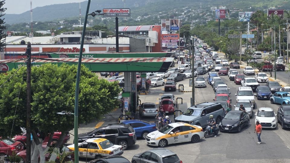 Desde las 9 de la mañana, automovilistas particulares y transportistas hicieron la fila para obtener alrededor de 10 litros de Magna o Premium