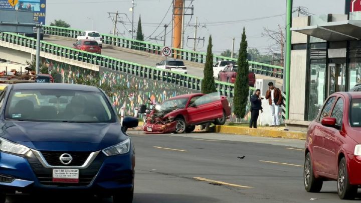 Fuerte accidente en el carril del Tuzobús genera tráfico en el Felipe Ángeles
