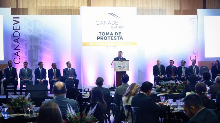 Menchaca toma protesta a nueva dirigencia de Canadevi Hidalgo; van por 31 mil 500 viviendas