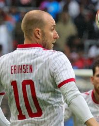 Foto descriptiva de: Christian Eriksen se vuelve a desplomar en pleno partido