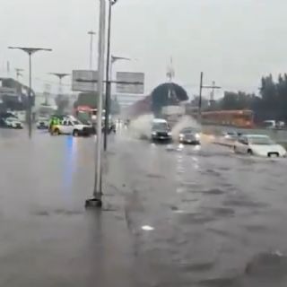 Lluvias colapsan Zaragoza; usuarios del Metro Acatitla quedan atrapados