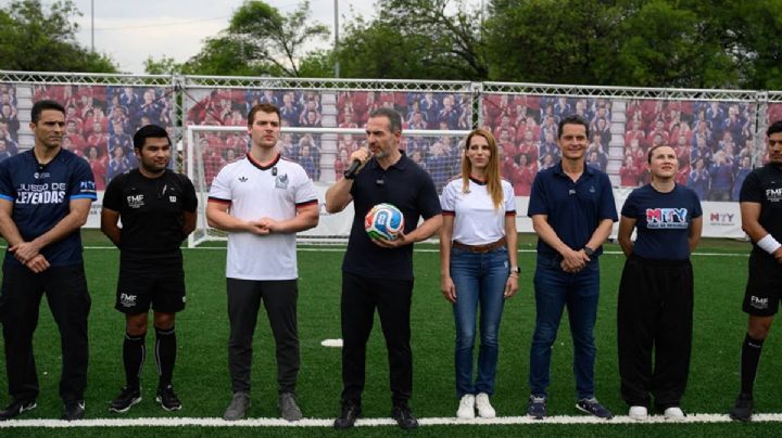Adrián de la Garza premia el Mundialito de Barrios junto a Leyendas de Tigres y Rayados
