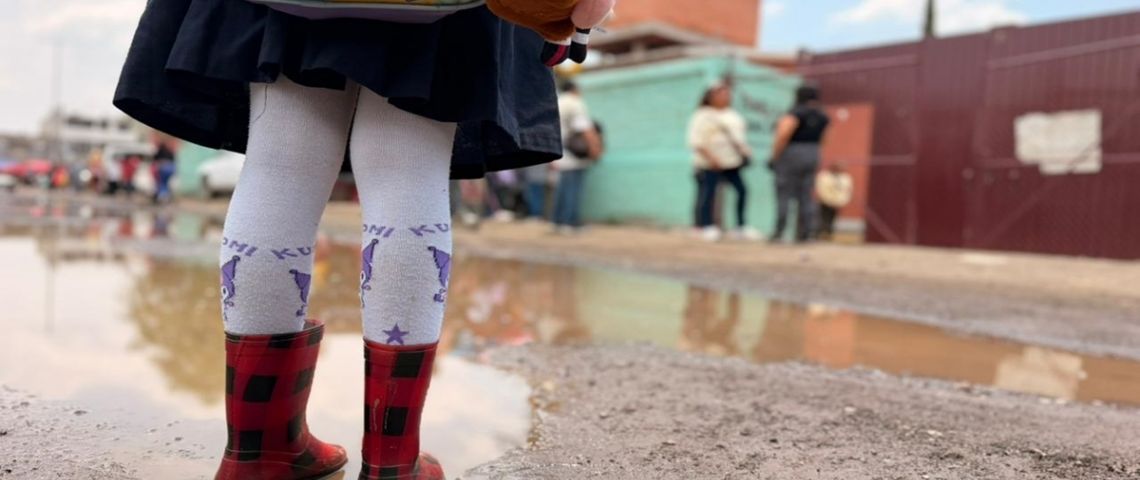 Ecatepec: ir a la escuela en botas de lluvia para burlar charcos y lodo