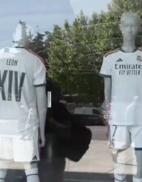 Foto descriptiva de: Real Madrid vende la playera con el nombre de León XIV a 195 euros