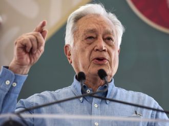 Pasajero increpa a Bartlett por viajar en primera clase rumbo a España