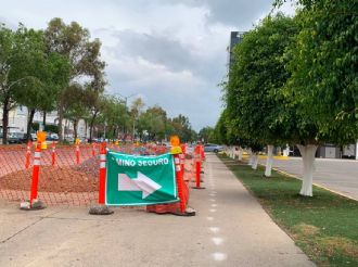 Quitan banqueta en el bulevar Clouthier para hacer carril vehicular