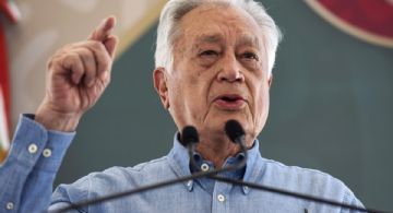 Pasajero increpa a Bartlett por viajar en primera clase rumbo a España