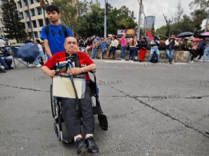 CNTE: joven falta a la escuela y empuja a su padre en silla de ruedas por bloqueos