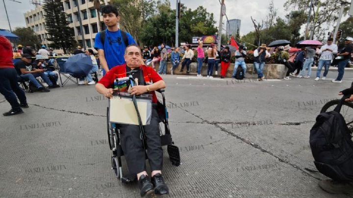 CNTE: joven falta a la escuela y empuja a su padre en silla de ruedas por bloqueos