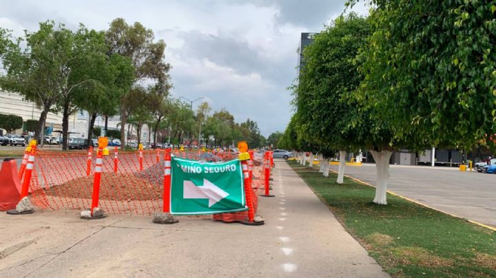 Quitan banqueta en el bulevar Clouthier para hacer carril vehicular