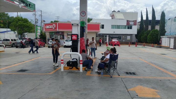 CNTE toma centro de distribución de Pemex; hay largas filas para comprar gasolina en Chiapas