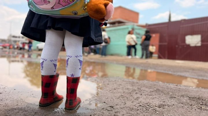 Ecatepec: familias sufren falta de agua; en la calle, eluden lodo y agua estancada